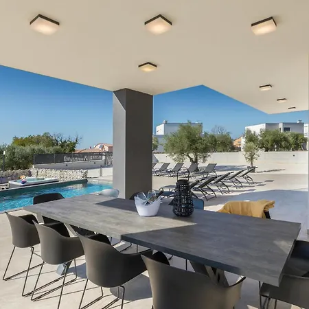 5 Bedroom Amazing In Holiday home Galizana