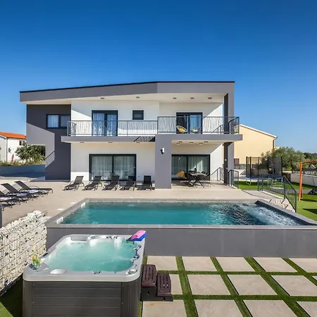 5 Bedroom Amazing In Holiday home