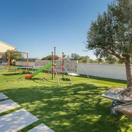 5 Bedroom Amazing In Holiday home Galizana