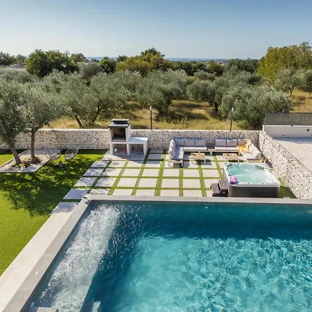 5 Bedroom Amazing In Holiday home *