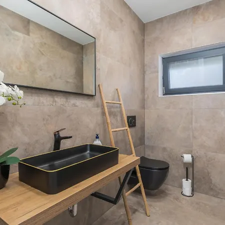 5 Bedroom Amazing In Holiday home *