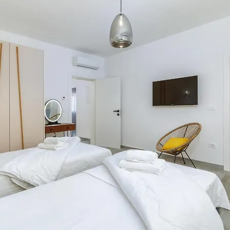 5 Bedroom Amazing In Galizana
