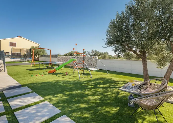 5 Bedroom Amazing In Дом отдыха Galizana