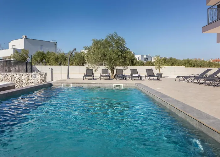 5 Bedroom Amazing In *